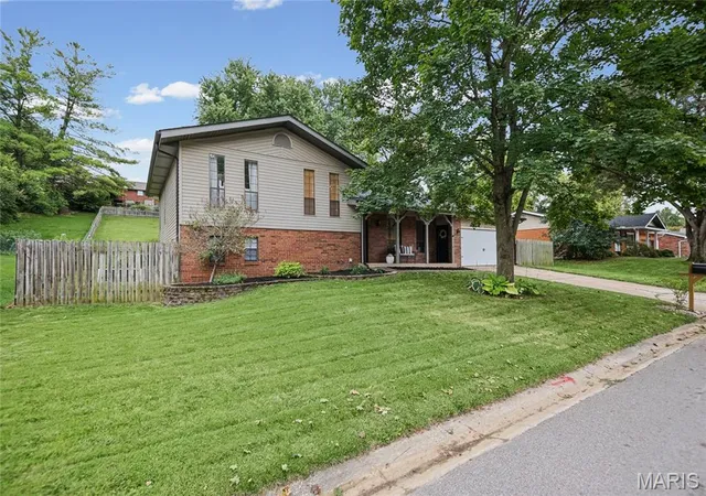 Photo 2 of Single family home for sale at 69 Glendale Dr, Glen Carbon, IL 62034 | MLS# MIS26061392 | Listing updated on 2026-09-30