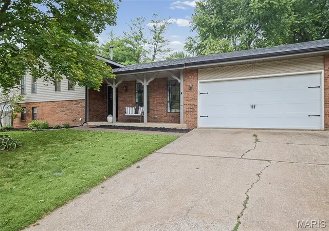 Photo 3 of Single family home for sale at 69 Glendale Dr, Glen Carbon, IL 62034 | MLS# MIS26061392 | Listing updated on 2026-09-30