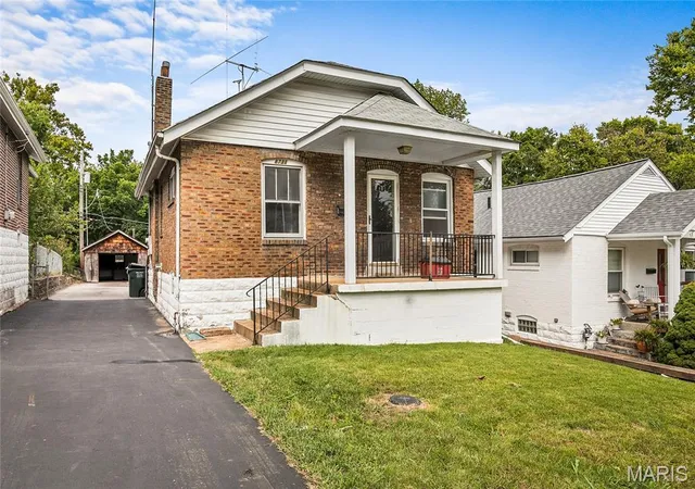 Photo 1 of Sale Pending at 8731 Brentwood Pl, Saint Louis, MO 63144 | MLS# MIS26061402 | Listing updated on 2026-10-01
