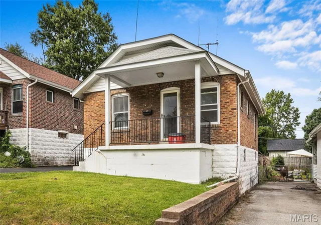 Photo 2 of Sale Pending at 8731 Brentwood Pl, Saint Louis, MO 63144 | MLS# MIS26061402 | Listing updated on 2026-10-01