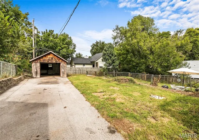 Photo 3 of Sale Pending at 8731 Brentwood Pl, Saint Louis, MO 63144 | MLS# MIS26061402 | Listing updated on 2026-10-01