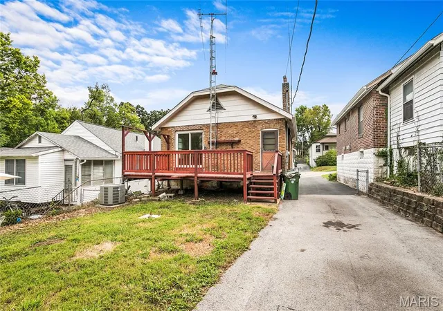 Photo 3 of Sale Pending at 8731 Brentwood Pl, Saint Louis, MO 63144 | MLS# MIS26061402 | Listing updated on 2026-10-01