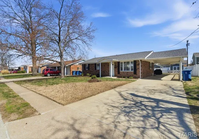 Photo 3 of Single family home for sale at 3320 Village Ln, Granite City, IL 62040 | MLS# MIS26061403 | Listing updated on 2026-09-25