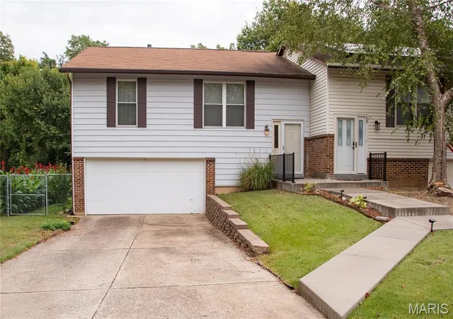 Photo 1 of Sale Pending at 3014 Bluffwood Dr, Saint Charles, MO 63301 | MLS# MIS26061404 | Listing updated on 2026-09-27