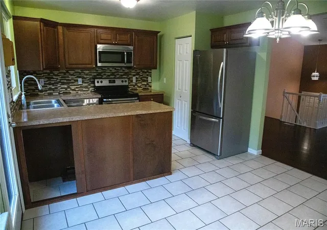 Photo 4 of Sale Pending at 3014 Bluffwood Dr, Saint Charles, MO 63301 | MLS# MIS26061404 | Listing updated on 2026-09-27