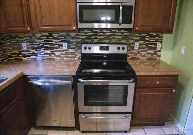 Photo 3 of Sale Pending at 3014 Bluffwood Dr, Saint Charles, MO 63301 | MLS# MIS26061404 | Listing updated on 2026-09-27