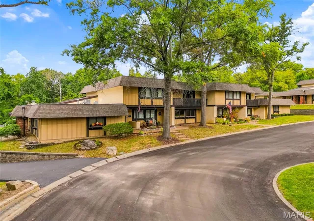 Photo 3 of Sale Pending at 1345 Hampton Rd #C, Saint Charles, MO 63303 | MLS# MIS26061417 | Listing updated on 2026-10-04