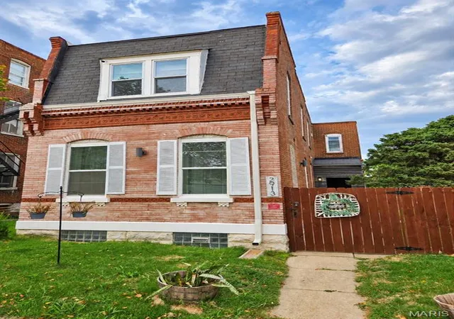 Photo 1 of Sale Pending at 2913 Gasconade St, Saint Louis, MO 63118 | MLS# MIS26061418 | Listing updated on 2026-10-06