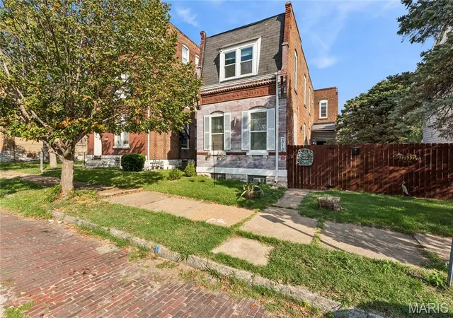 Photo 2 of Sale Pending at 2913 Gasconade St, Saint Louis, MO 63118 | MLS# MIS26061418 | Listing updated on 2026-10-06