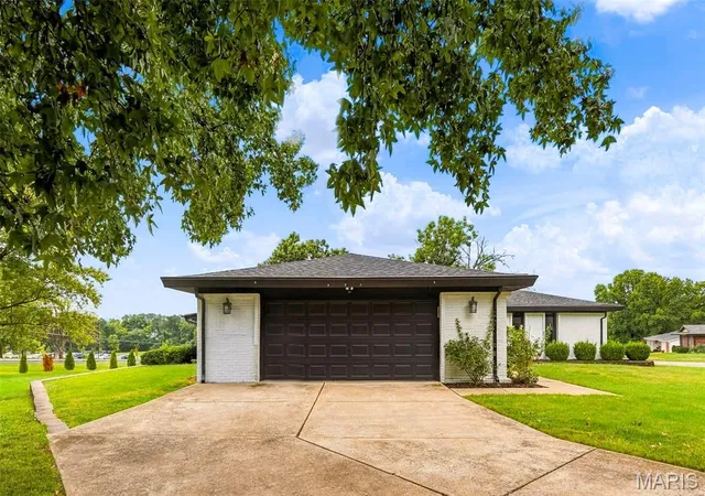 Photo 3 of Single family home for sale at 1018 Van Dyke Dr, Ballwin, MO 63011 | MLS# MIS26061421 | Listing updated on 2026-10-05