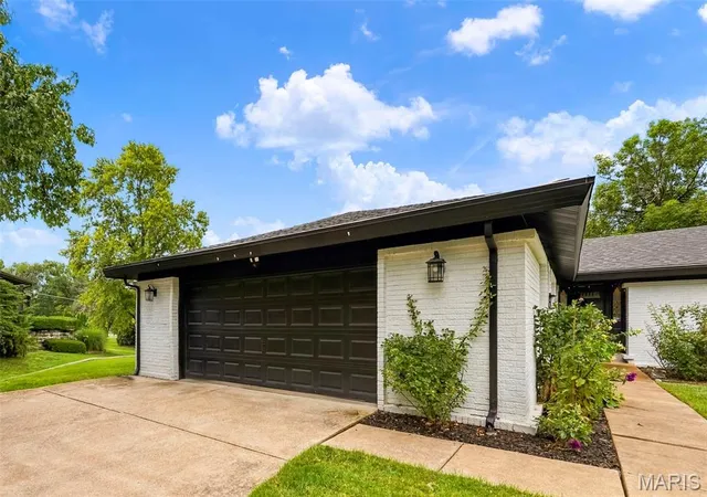 Photo 3 of Single family home for sale at 1018 Van Dyke Dr, Ballwin, MO 63011 | MLS# MIS26061421 | Listing updated on 2026-10-05