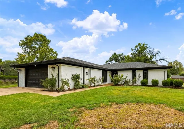 Photo 4 of Single family home for sale at 1018 Van Dyke Dr, Ballwin, MO 63011 | MLS# MIS26061421 | Listing updated on 2026-10-05