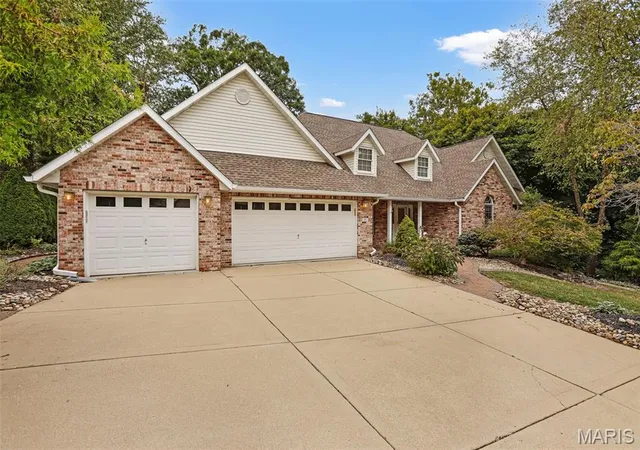 Photo 3 of Sale Pending at 115 Kingsbrooke Blvd, Glen Carbon, IL 62034 | MLS# MIS26061432 | Listing updated on 2026-10-05