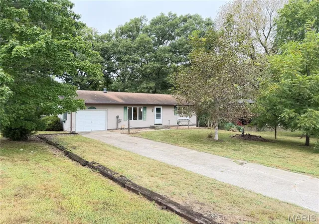 Photo 1 of Single family home for sale at 16825 Lakeside Dr, Carlinville, IL 62626 | MLS# MIS26061439 | Listing updated on 2026-09-23
