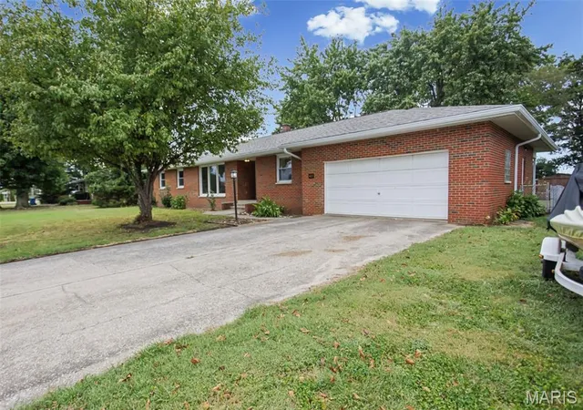 Photo 3 of Single family home for sale at 622 Church Dr, Bethalto, IL 62010 | MLS# MIS26061446 | Listing updated on 2026-10-06
