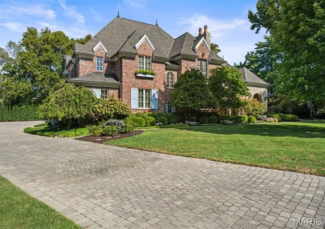 Photo 1 of Sale Pending at 10 Ridgecreek, Saint Louis, MO 63141 | MLS# MIS26061449 | Listing updated on 2026-09-30