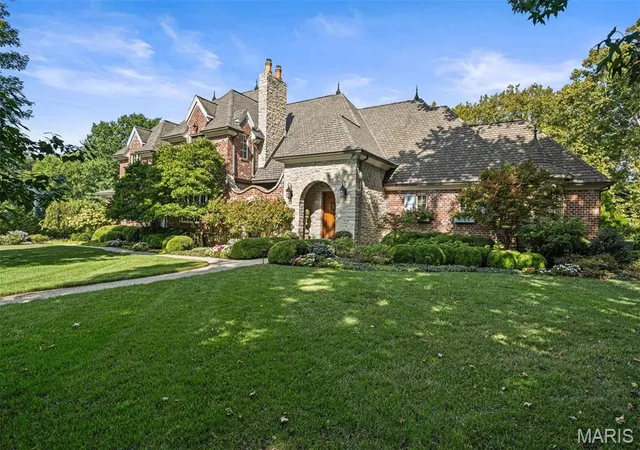 Photo 2 of Sale Pending at 10 Ridgecreek, Saint Louis, MO 63141 | MLS# MIS26061449 | Listing updated on 2026-09-30