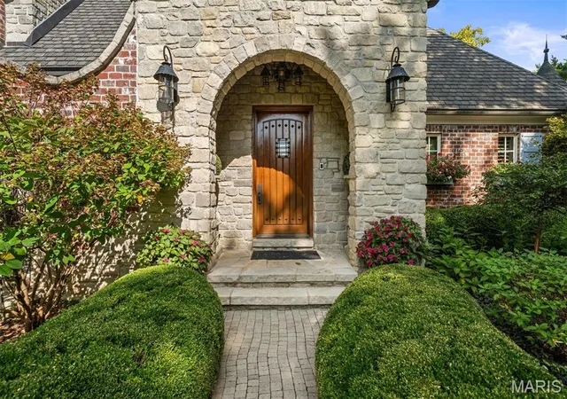 Photo 3 of Sale Pending at 10 Ridgecreek, Saint Louis, MO 63141 | MLS# MIS26061449 | Listing updated on 2026-09-30