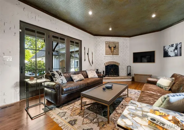 Photo 3 of Sale Pending at 10 Ridgecreek, Saint Louis, MO 63141 | MLS# MIS26061449 | Listing updated on 2026-09-30