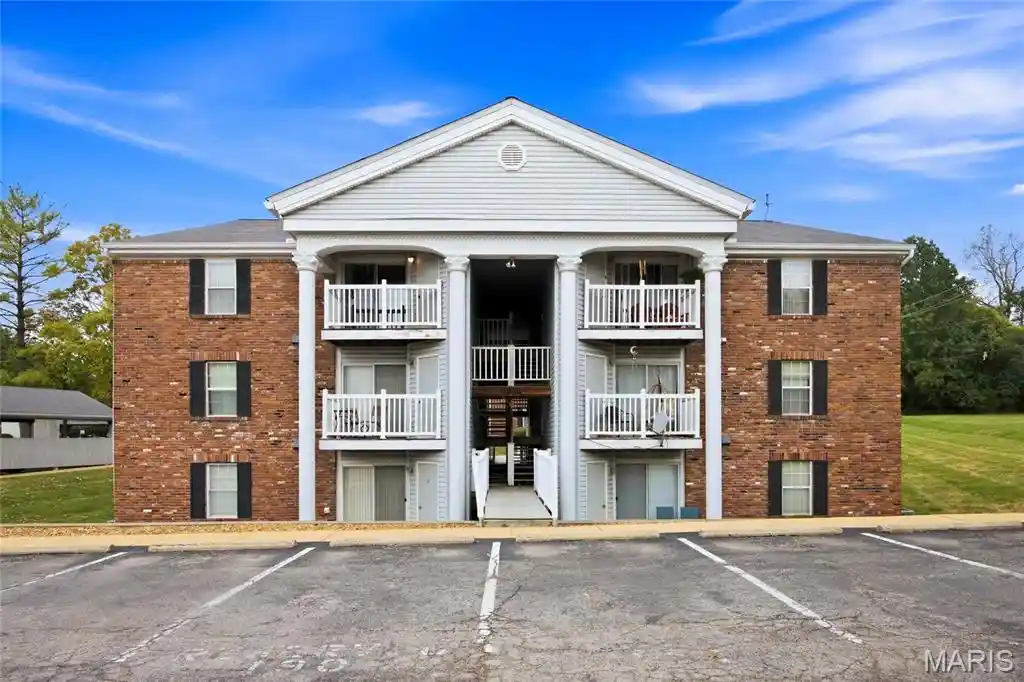 Listing Photo 2 - Condo for sale in 1936 Marine Ter Dr located at 1936 Marine Ter Dr, St. Louis, MO 63146 - Unit 1936 Marine Ter Dr