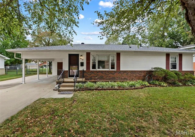 Single family home for sale at 919 Hawthorn Dr, Sikeston, MO 63801 | MLS# MIS26061459