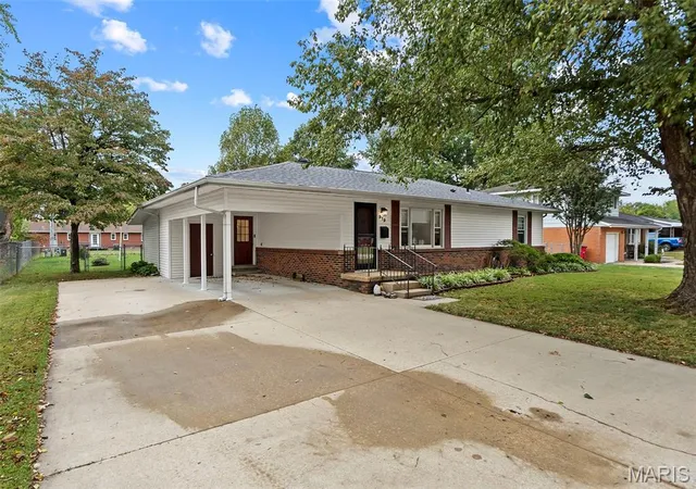 Photo 2 of Single family home for sale at 919 Hawthorn Dr, Sikeston, MO 63801 | MLS# MIS26061459 | Listing updated on 2026-10-20