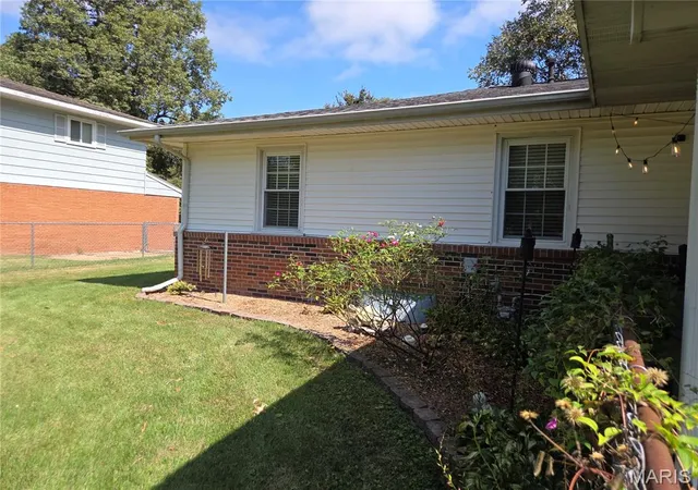 Photo 3 of Sale Pending at 919 Hawthorn Dr, Sikeston, MO 63801 | MLS# MIS26061459 | Listing updated on 2026-10-05