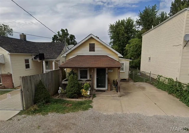 Single family home for sale at 117 W Cartwright Ave, Saint Louis, MO 63125 | MLS# MIS26061460