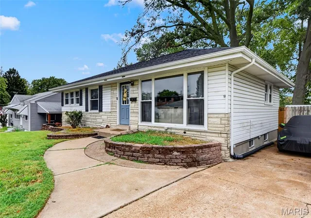 Photo 2 of Single family home for sale at 10331 Saint Katherine Ln, Saint Ann, MO 63074 | MLS# MIS26061461 | Listing updated on 2026-09-28
