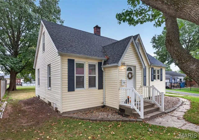 Photo 2 of Single family home for sale at 1615 Maple St, Highland, IL 62249 | MLS# MIS26061462 | Listing updated on 2026-09-23