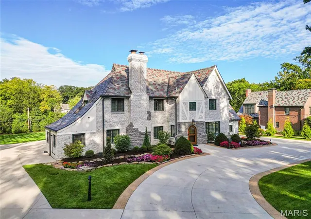 Photo 2 of Mansion for sale at 1145 Center Dr, Saint Louis, MO 63117 | MLS# MIS26061475 | Listing updated on 2026-10-29