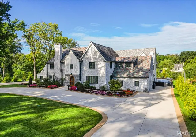 Photo 3 of Mansion for sale at 1145 Center Dr, Saint Louis, MO 63117 | MLS# MIS26061475 | Listing updated on 2026-10-29