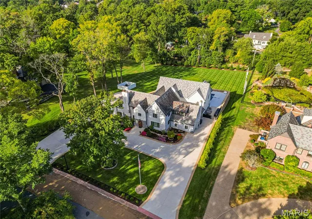 Photo 4 of Single family home for sale at 1145 Center Dr, Saint Louis, MO 63117 | MLS# MIS26061475 | Listing updated on 2026-10-29
