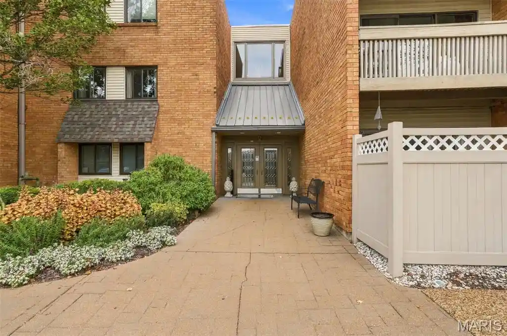 Listing Photo 2 - Condo for sale in 950 E Rue De La Banque located at 950 E Rue De La Banque, Creve Coeur, MO 63141 - Unit #314