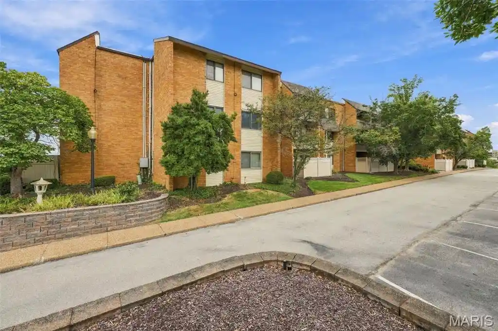 Listing Photo 28 - Condo for sale in 950 E Rue De La Banque located at 950 E Rue De La Banque, Creve Coeur, MO 63141 - Unit #314