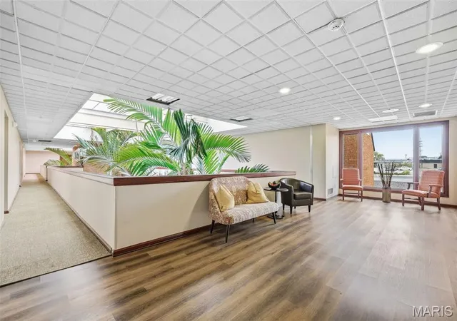 Listing Photo 4 - Condo for sale in building located at 950 E Rue De La Banque, Creve Coeur, MO 63141 - Unit #314