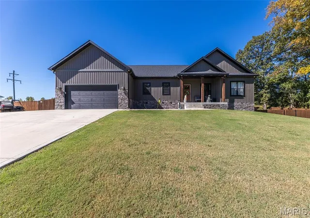 Photo 2 of Single family home for sale at 225 Berkshire Dr, Poplar Bluff, MO 63901 | MLS# MIS26061491 | Listing updated on 2026-10-09