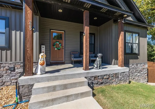 Photo 3 of Single family home for sale at 225 Berkshire Dr, Poplar Bluff, MO 63901 | MLS# MIS26061491 | Listing updated on 2026-10-09