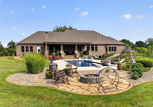 Photo 3 of Mansion for sale at 2000 Diehr Rd, Wentzville, MO 63385 | MLS# MIS26061493 | Listing updated on 2026-10-28