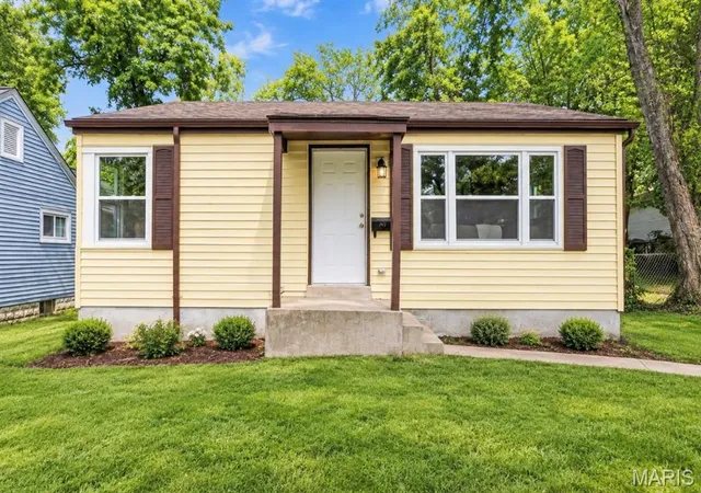 Single family home for sale at 609 Clover Ln, Saint Louis, MO 63126 | MLS# MIS26061494
