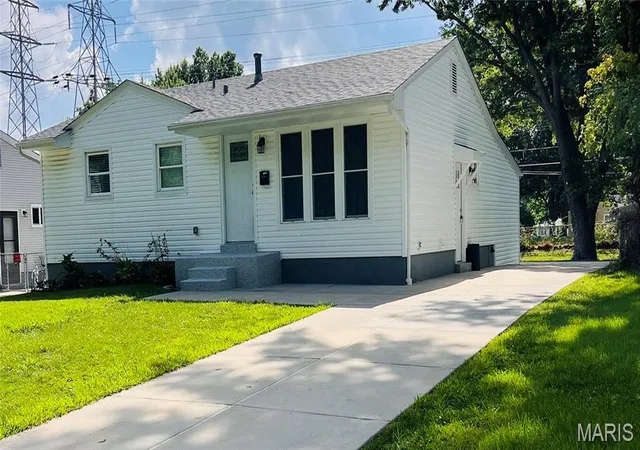 Photo 1 of Single family home for sale at 215 S Saint Jacques St, Florissant, MO 63031 | MLS# MIS26061495 | Listing updated on 2026-10-06