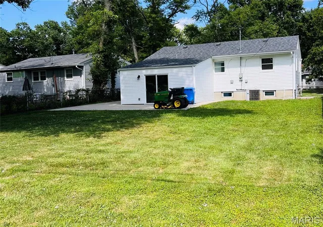 Photo 3 of Single family home for sale at 215 S Saint Jacques St, Florissant, MO 63031 | MLS# MIS26061495 | Listing updated on 2026-10-06