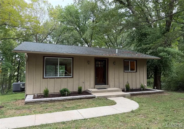 Photo 3 of Single family home for sale at 2 Country Hl Ln, Belleville, IL 62221 | MLS# MIS26061515 | Listing updated on 2026-10-13