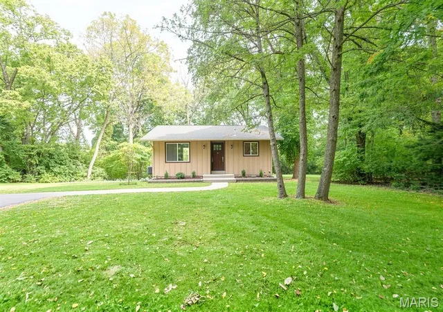 Photo 1 of Single family home for sale at 2 Country Hl Ln, Belleville, IL 62221 | MLS# MIS26061515 | Listing updated on 2026-10-13