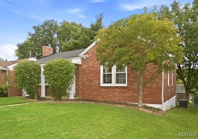 Photo 2 of Sale Pending at 7080 S Villanova Dr, Saint Louis, MO 63123 | MLS# MIS26061531 | Listing updated on 2026-09-28