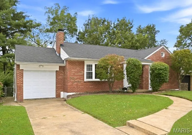 Photo 3 of Sale Pending at 7080 S Villanova Dr, Saint Louis, MO 63123 | MLS# MIS26061531 | Listing updated on 2026-09-28