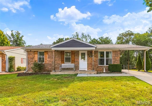 Photo 1 of Single family home for sale at 910 Oak Trl Ct, Fenton, MO 63026 | MLS# MIS26061542 | Listing updated on 2026-10-22