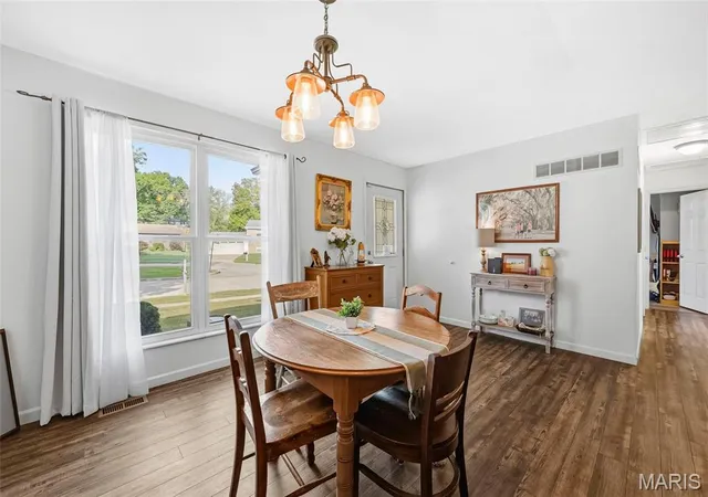 Photo 2 of Single family home for sale at 910 Oak Trl Ct, Fenton, MO 63026 | MLS# MIS26061542 | Listing updated on 2026-10-22