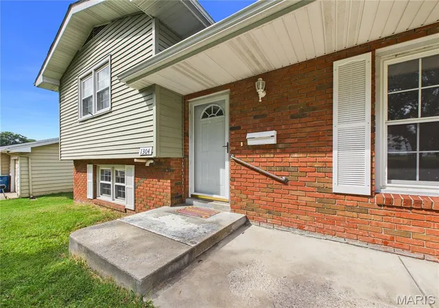 Photo 3 of Sale Pending at 1304 1st Street, Scott City, MO 63780 | MLS# MIS26061545 | Listing updated on 2026-09-26
