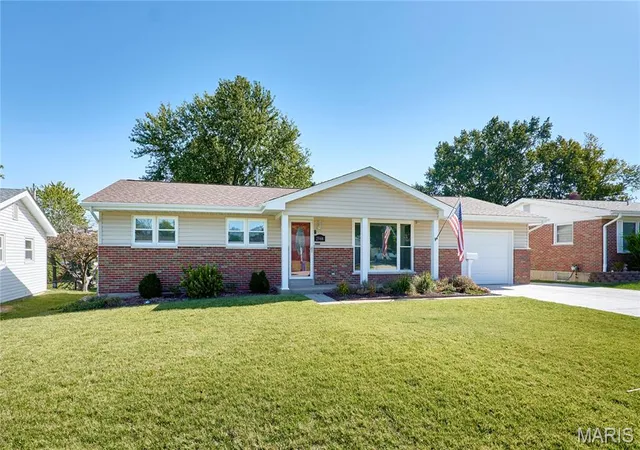 Photo 3 of Sale Pending at 2944 Elmcrest Dr, Saint Charles, MO 63301 | MLS# MIS26061549 | Listing updated on 2026-10-01